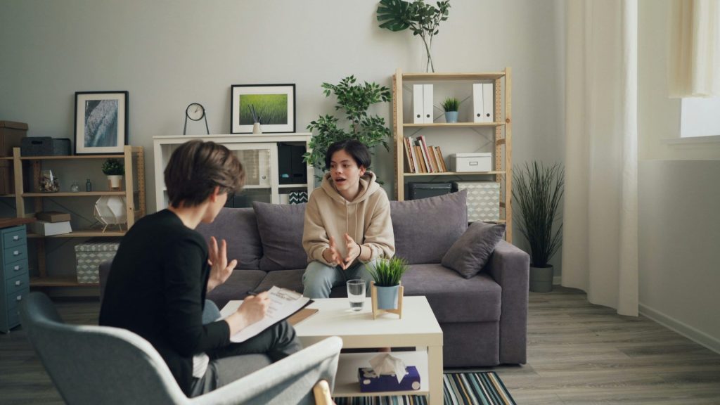 zwei Frauen sitzen auf einer Couch in einem Wohnzimmer